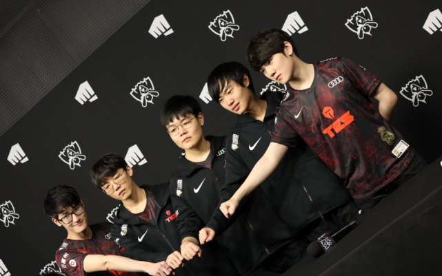 少年打开一 少年打开一